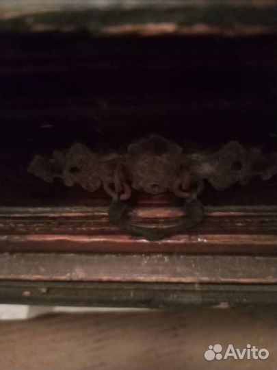 Шкаф старинный навесной