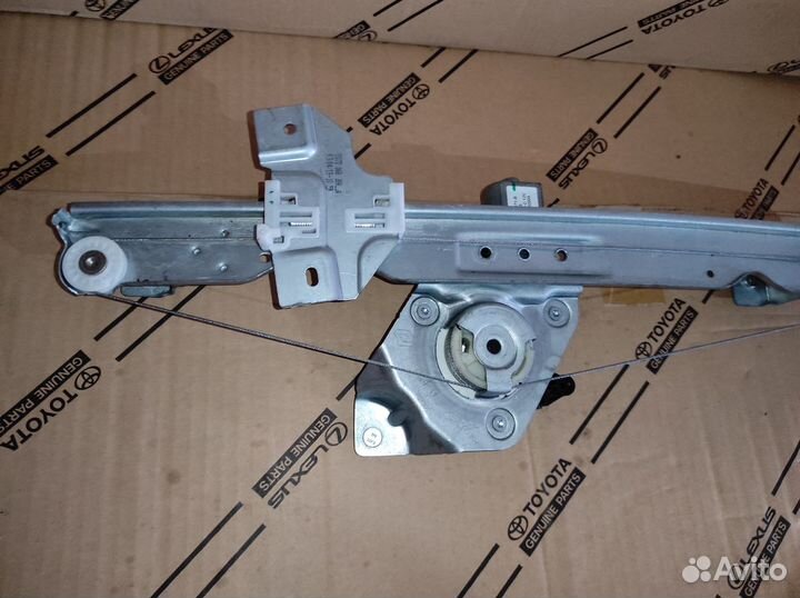 Стеклоподъемник передний правый Renault Duster