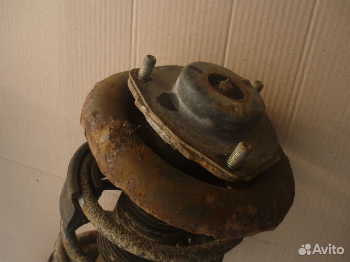 Стойка передняя левая Nissan Primera P12