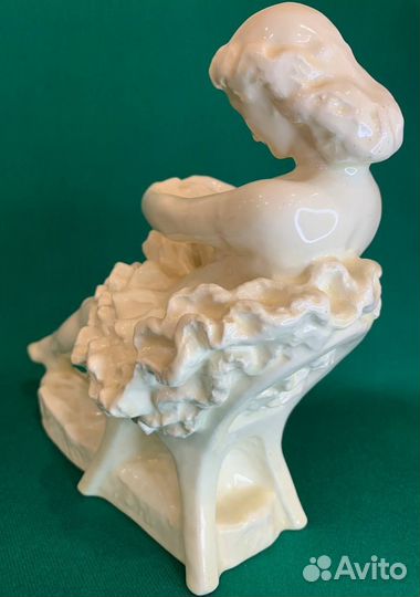 Интерьерная статуэтка «Балерина на стуле»