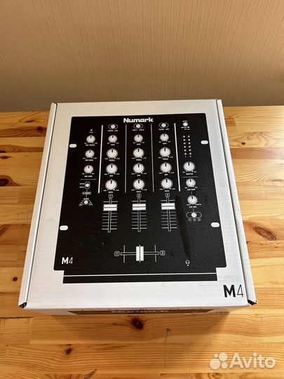 Микшерный пульт Numark M4