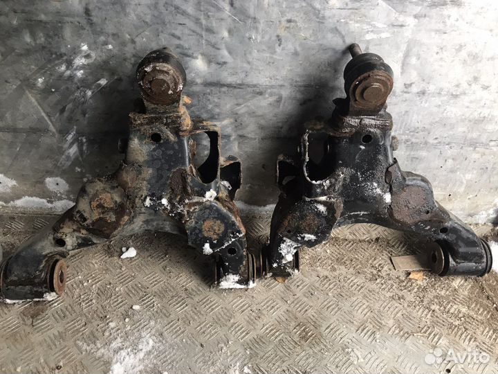 Продам передние рычаги toyota land cruiser 200