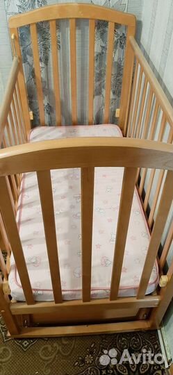 Детская кроватка с маятником и ящиком