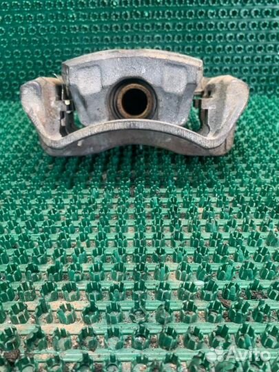 Суппорт тормозной задний правый Mitsubishi Galant