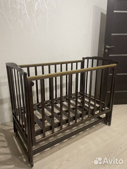 Детская кроватка с маятником