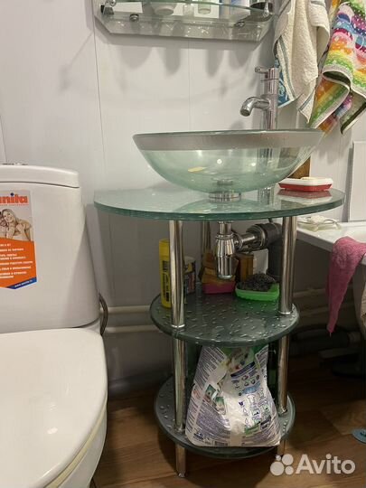 Раковина с тумбой и зеркалом в ванную