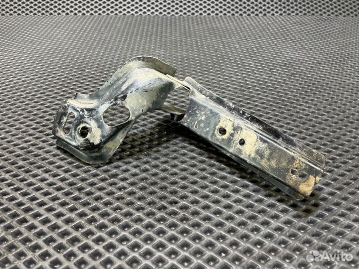 Кронштейн подножки лев. перед. Toyota Land cruiser