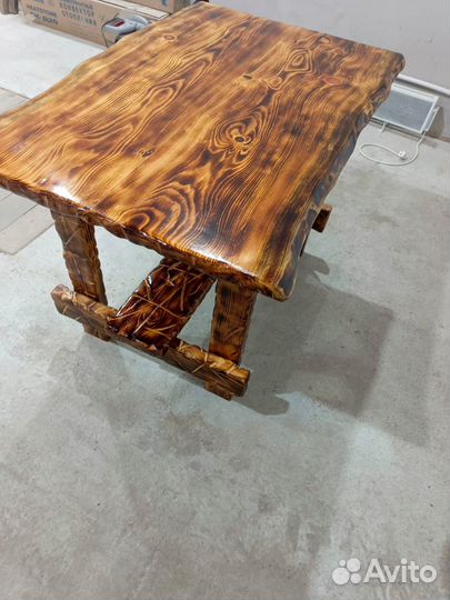 Стол из натурального дерева