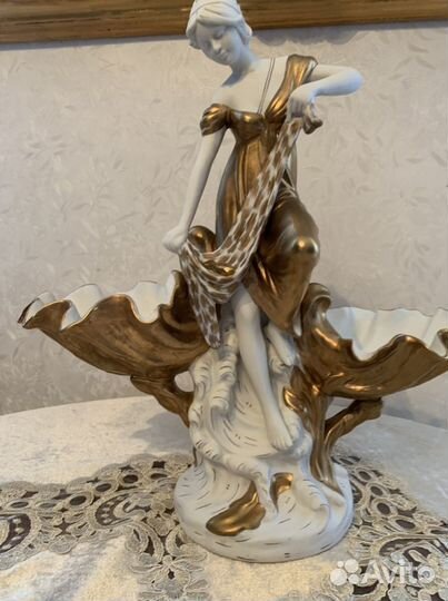 Большая Фарфоровая статуэтка Нимфа с раковинами