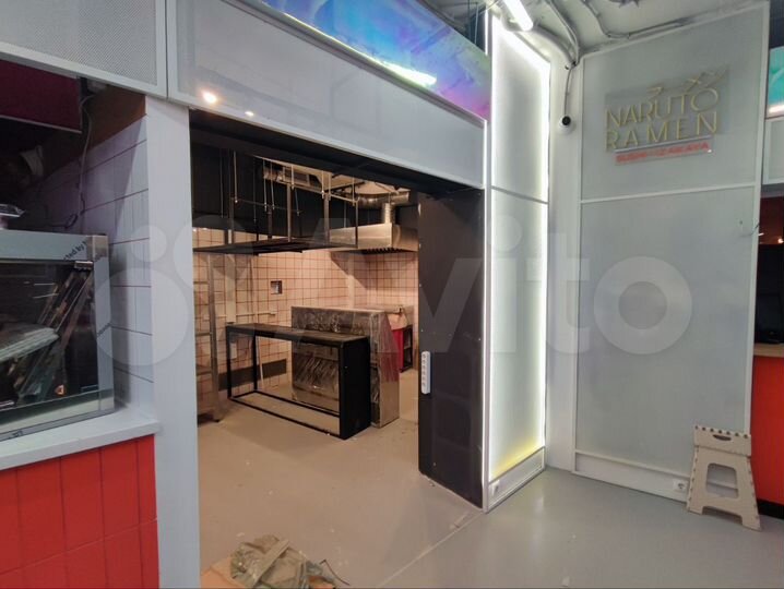 Корнер на фудхолле, 17 м² в минуте от метро