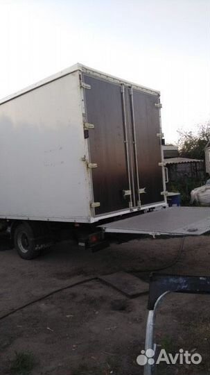 Водитель со своим грузовым авто