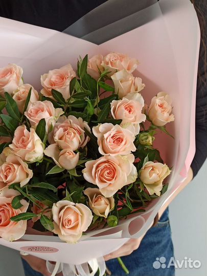 Букет кустовых персиковых роз