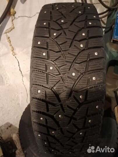 Bridgestone Blizzak Spike-02 215/65 R16