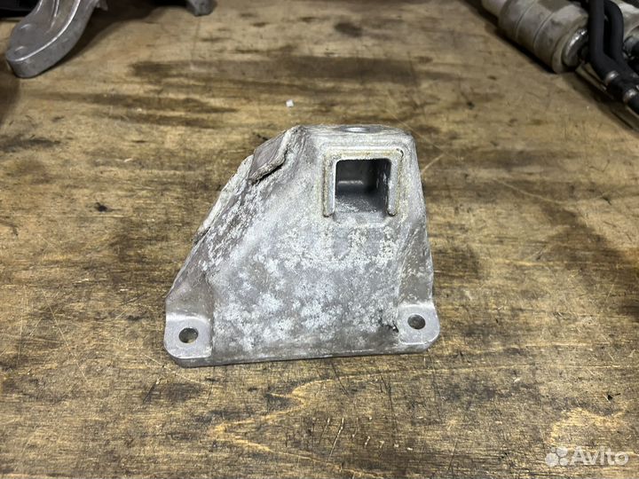 Лапа кронштейн двигателя правый N47 B47 BMW F10