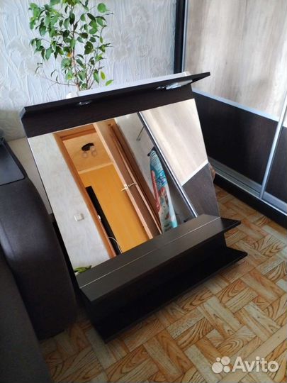 Зеркало для ванной комнаты с полками