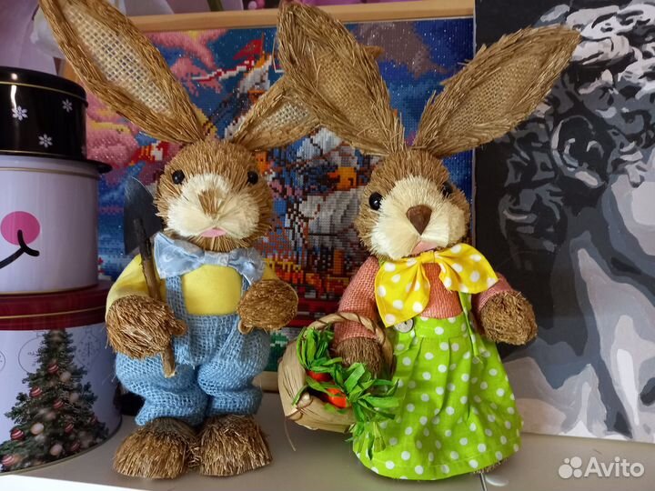 Соломенные фигурки - зайцы садовники