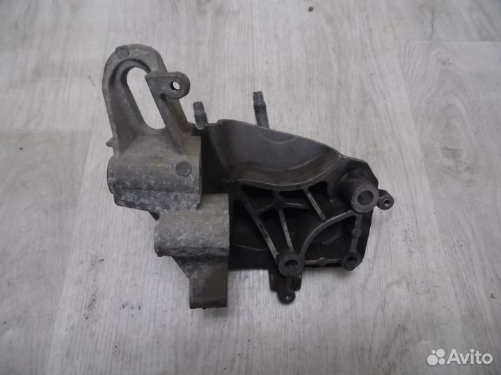 Кронштейн двигателя правый Ford Focus II 2008-2011