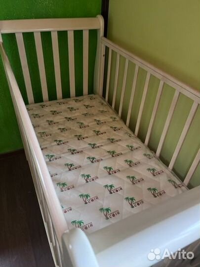 Детская кроватка с продольным маятником