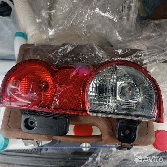 Стоп-сигнал правый nissan nv 200