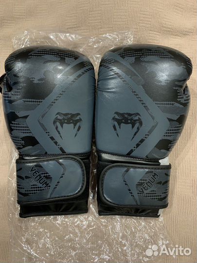 Боксерские перчатки Venum Defender 12 Oz