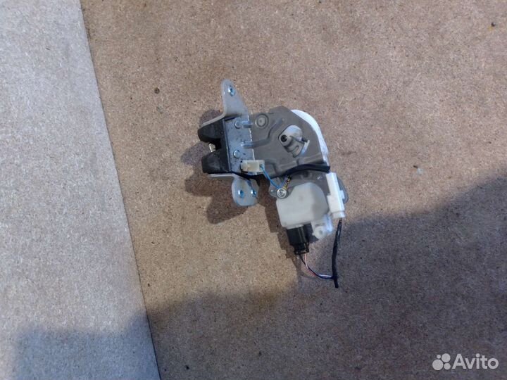 Замок крышки багажника Mitsubishi lancer 10 хэтч