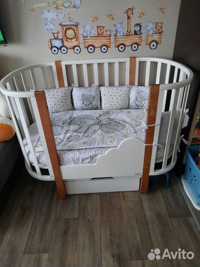 Детская кроватка с маятником