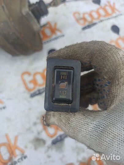 Кнопка подогрева сидений Mitsubishi Pajero 2
