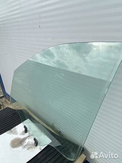 Стекло передней левой двери Hyundai Grand starex