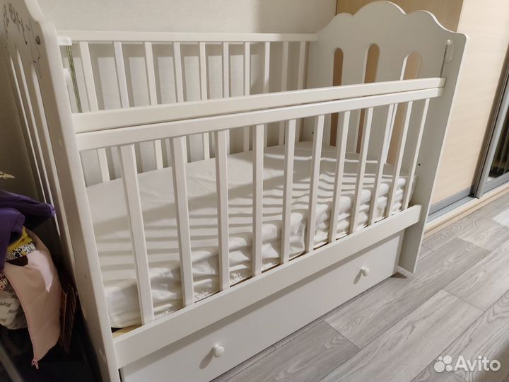 Детская кроватка с поперечным маятником