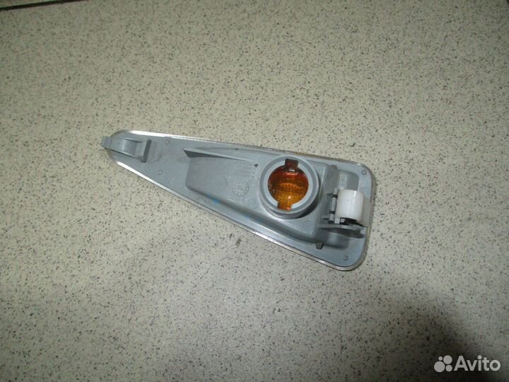 Повторитель на крыло правый Renault Sandero I 200