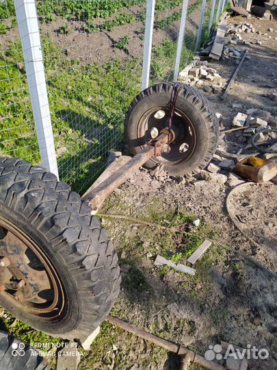 Ось с колесами