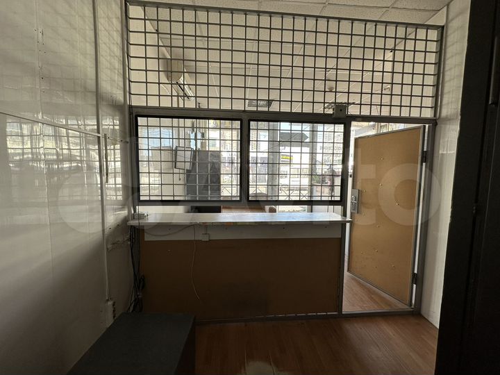 Торговая площадь в центре, возле сенного рынка, 15