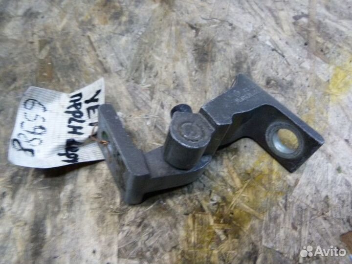 Петля двери передней левой верхняя Skoda Yeti 2009