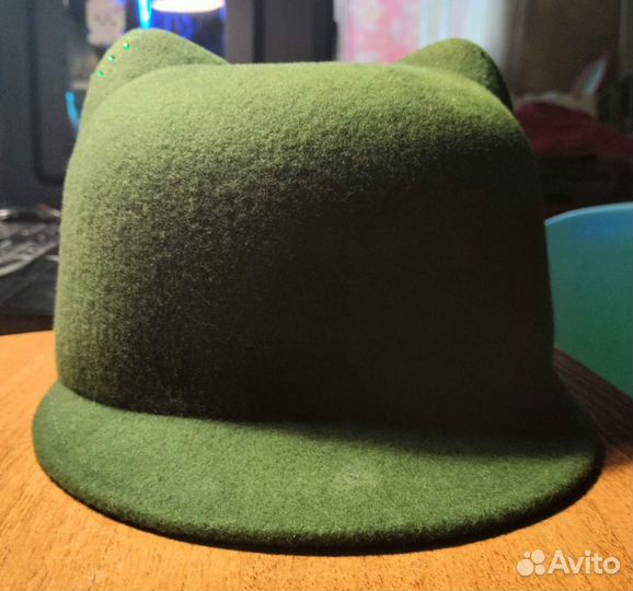 Шапка с козырьком и ушками для девушек