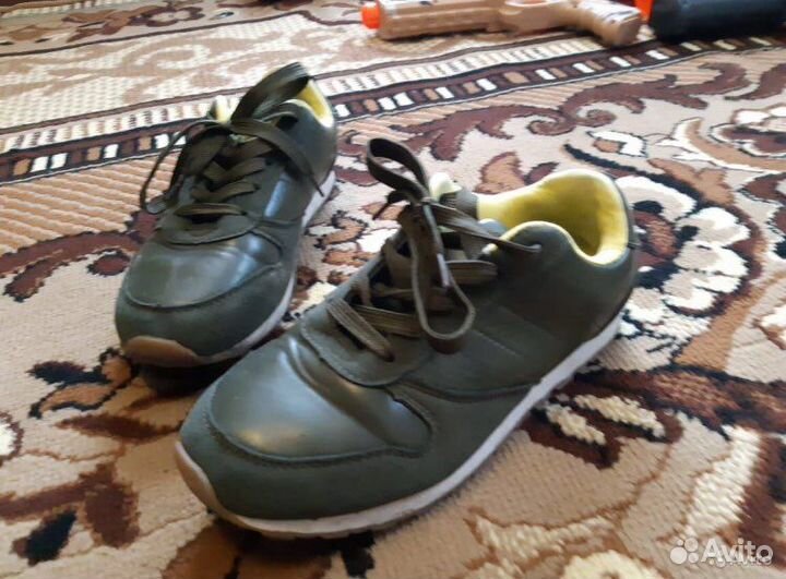 Школьный костюм и кроссовки