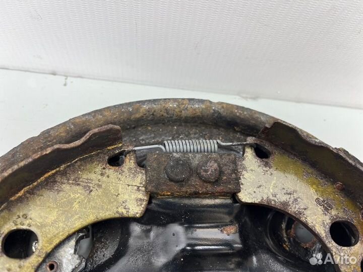 Щит опорный задний левый Opel Corsa D A14XER 2011