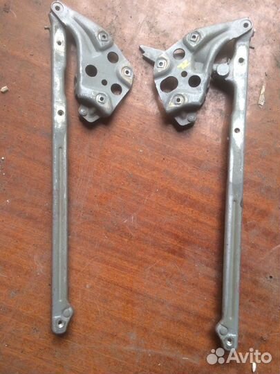 Петля капота