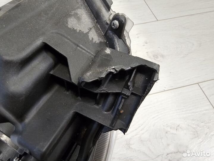 Фара передняя левая Toyota Yaris IV