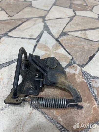 Петля замка багажника Nissan Teana J32