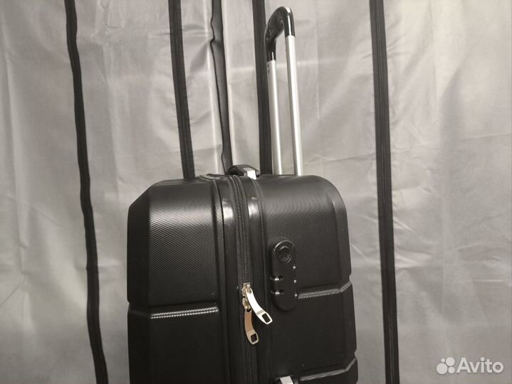 Чемодан на колесах пластиковый большой