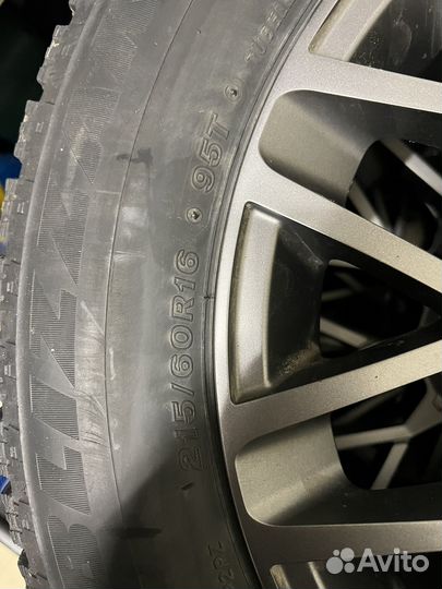 Bridgestone Blizzak Spike-02 215/60 R16 95T