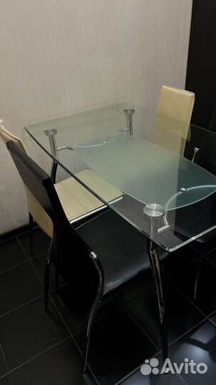 Стол со стульями