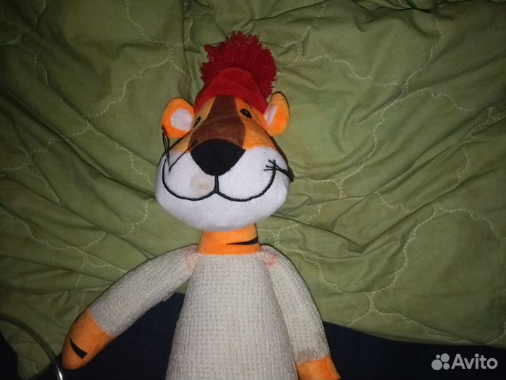 Игрушка плюшевый тигр в шапке