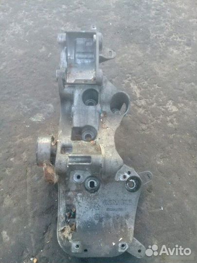 Кронштейн генератора Renault Logan