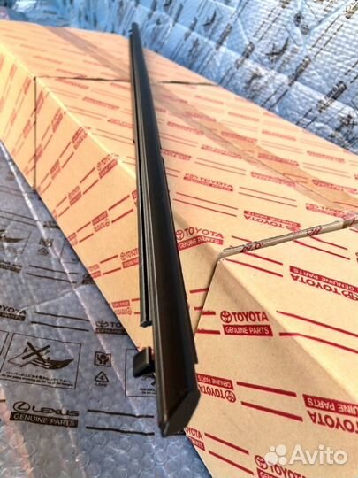 Молдинг двери задний левый Toyota Rav4 XA50
