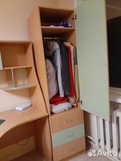 Компьютерный радиусный стол и шкаф с зеркалом