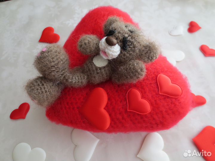 Вязаный мишка на сердце