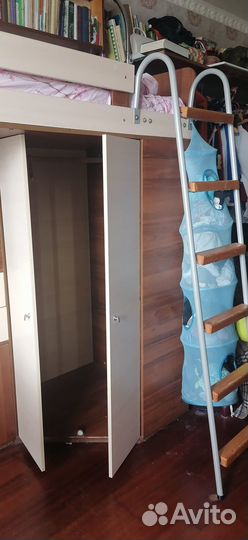 Детская кровать чердак со столом и шкафом