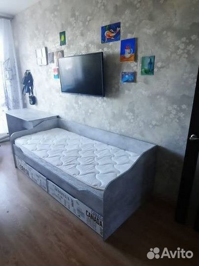 Кровать с матрацем + стол