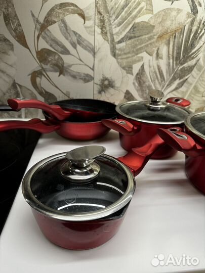 Набор посуды красный
